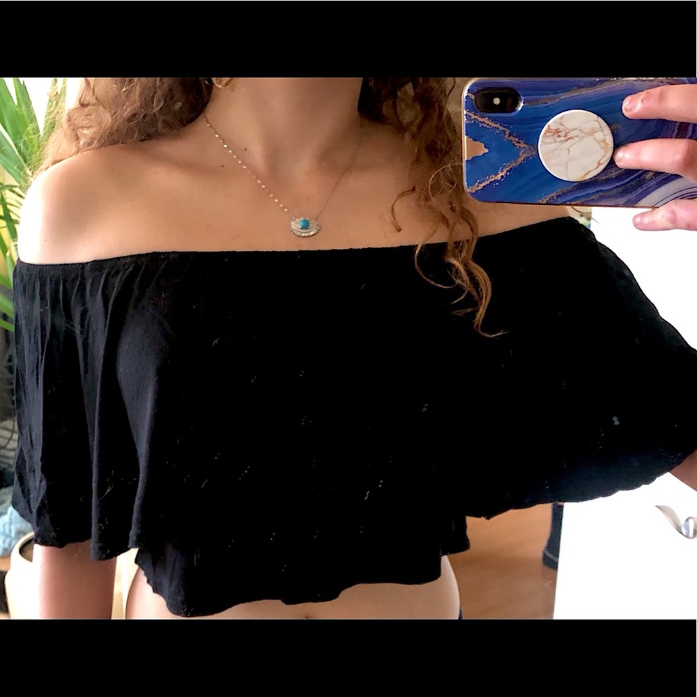 ✨Off the shoulder FLOWY CROP TOP✨